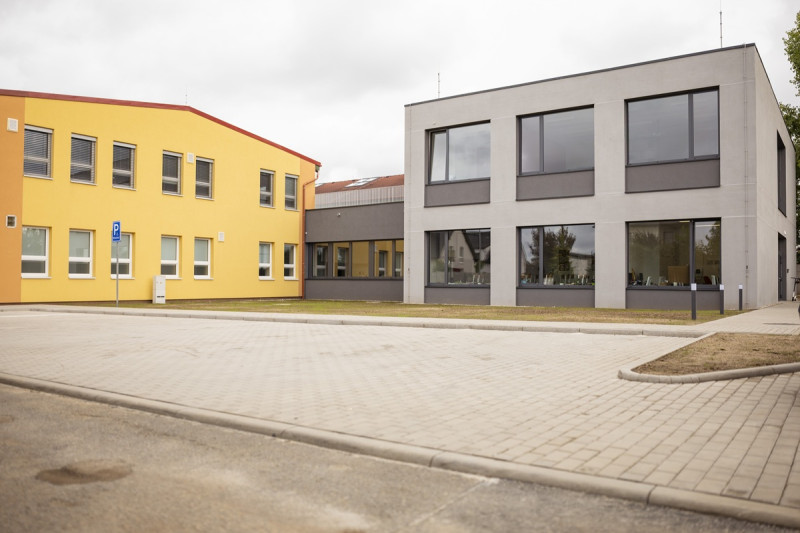 Přístavba základní školy v Nehvizdech úspěšně dokončena